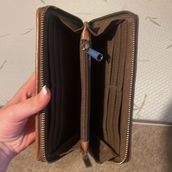 STS Wallet great condition need it gone! - Picture 2 of 2